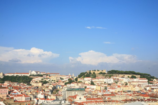 portugal, lisbonne, lisboa, signes de ville, belvedere, miraduro de san pedro de alcantara, sommet du funiculaire, panorama, bairro alto, place, sol, voirie
Date : septembre 2011