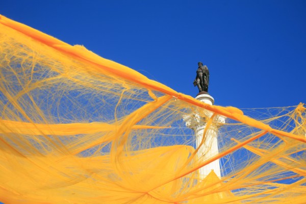 portugal, lisbonne, lisboa, signes de ville, rossio, praca da figueira, fete, colonne et statue du roi jean 1er, voile jaune de fete
Date : septembre 2011