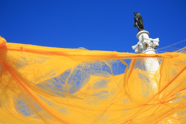portugal, lisbonne, lisboa, signes de ville, rossio, praca da figueira, fete, colonne et statue du roi jean 1er, voile jaune de fete
Date : septembre 2011