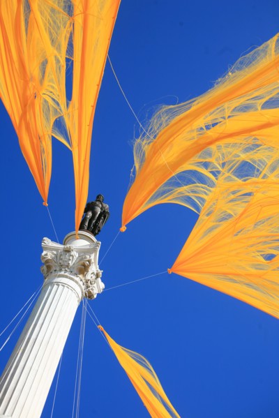 portugal, lisbonne, lisboa, signes de ville, rossio, praca da figueira, fete, colonne et statue du roi jean 1er, voile jaune de fete
Date : septembre 2011