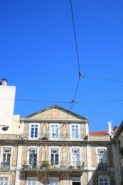 portugal, lisbonne, lisboa, signes de ville, lorgo do trinidade, theatre, place, sol, voirie
Date : septembre 2011