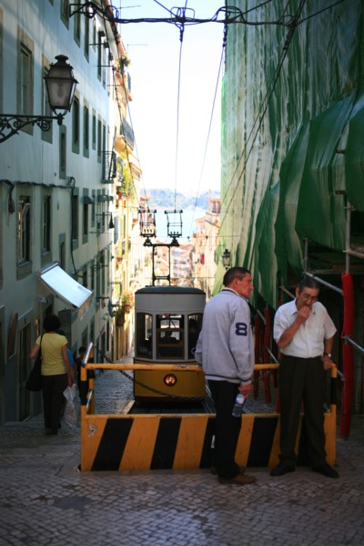 portugal, lisbonne, lisboa, signes de ville, chiado, elevador de bica, en haut de la cote, seniors, sol, voirie
Date : septembre 2011