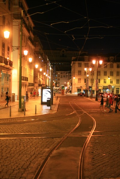 portugal, lisbonne, lisboa, signes de ville, baixa, nuit, praca don pedro, rails de tram, place, sol, voirie
Date : septembre 2011