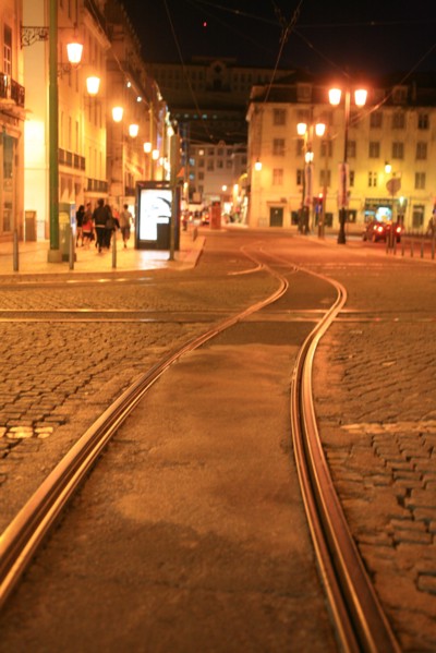 portugal, lisbonne, lisboa, signes de ville, baixa, nuit, praca don pedro, rails de tram, place, sol, voirie
Date : septembre 2011