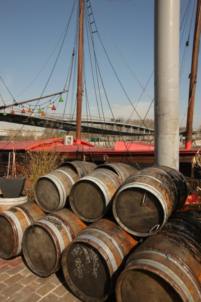 France, ile de france, paris 13e arrondissement, quai francois mauriac, peniche, la dame de canton, jonque, ancienne guinguette pirate, tonneaux,


Date : 2011-2012
