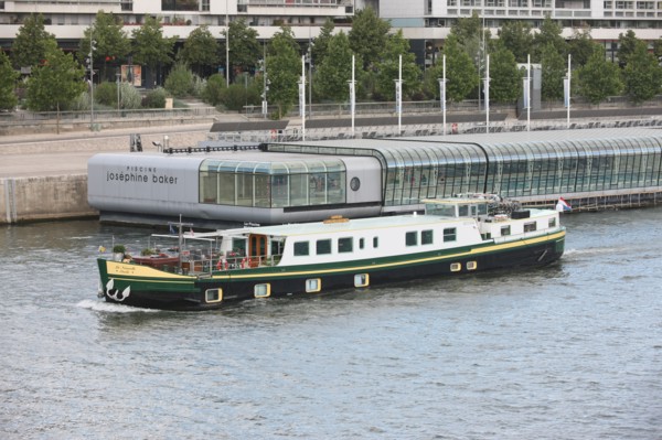 France, ile de france, paris, 13e arrondissement, seine, quai francois mauriac, piscine flottante josephine baker, peniche,


Date : 2011-2012