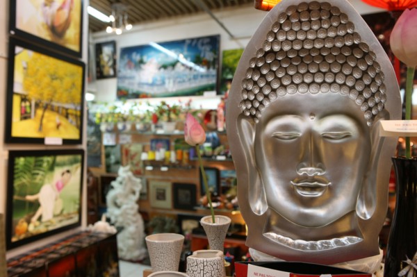 France, ile de france, paris, 13e arrondissement, sous la dalle des olympiades, centre commercial oslo, chinatown, magasin,


Date : 2011-2012