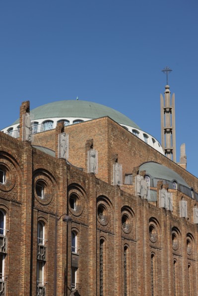 France, ile de france, paris 12e arrondissement, eglise du saint esprit 186 avenue daumesnil, vue du chevet depuis la rue canebiere, brique, religion catholique


Date : 2011-2012