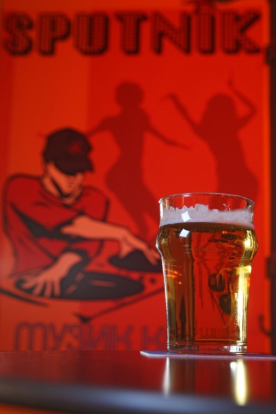 France, ile de france, paris 13e arrondissement, 16 rue de la butte aux cailles, bar le sputnik, rock, cocktails mojito, deco sovietique,


Date : 2011-2012