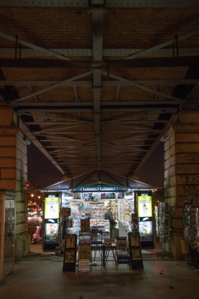 france, region ile de france, paris 13e arrondissement, quai de la Gare, de nuit, kiosque a journaux


Date : 2011-2012