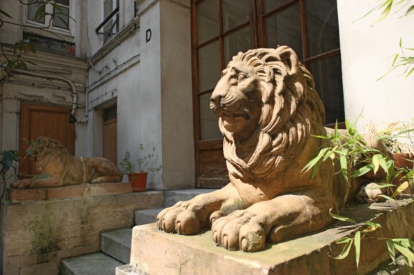 France, ile de france, paris 9e arrondissement, 20 rue saint lazare, cour, habitation, lions entourant l'escalier,