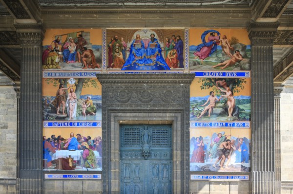 France, ile de france, paris 10e arrondissement, place franz liszt. eglise saint vincent de paul, plaques de lave emaillee sous le porche,