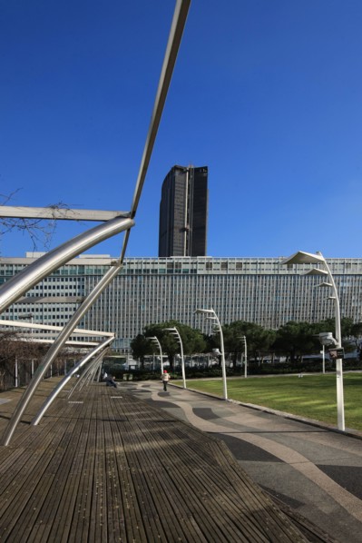 France, ile de france, paris 15e arrondissement, montparnasse, jardin atlantique, au dessus des voies de la gare montparnasse,