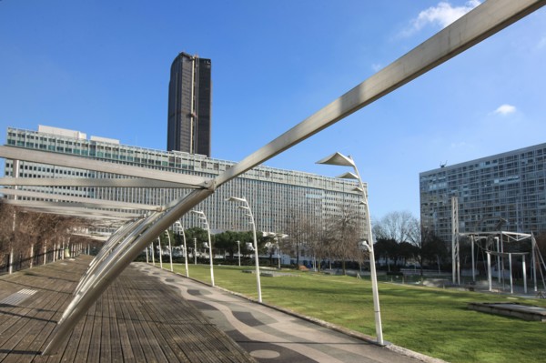 France, ile de france, paris 15e arrondissement, montparnasse, jardin atlantique, au dessus des voies de la gare montparnasse,