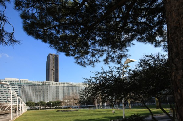 France, ile de france, paris 15e arrondissement, montparnasse, jardin atlantique, au dessus des voies de la gare montparnasse,