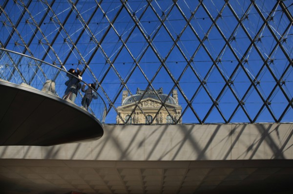 France, ile de france, paris 1er arrondissement, musee du louvre, cour napoleon, sous la pyramide de verre, architecte ieoh ming pei, escalier,