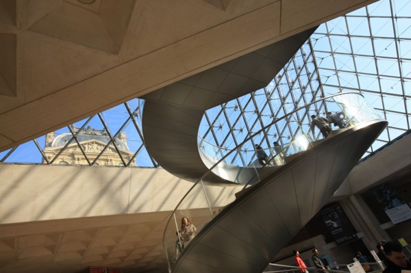 France, ile de france, paris 1er arrondissement, musee du louvre, cour napoleon, sous la pyramide de verre, architecte ieoh ming pei, escalier,