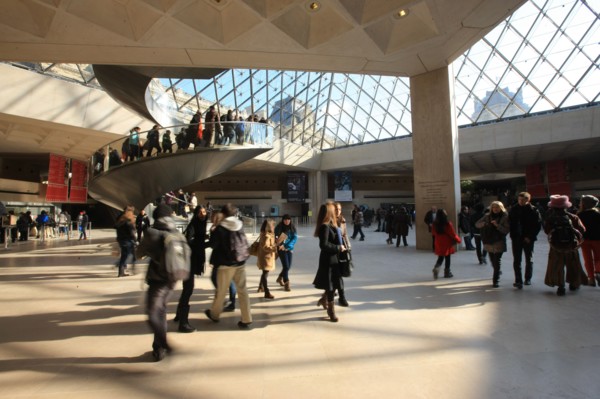 France, ile de france, paris 1er arrondissement, musee du louvre, cour napoleon, sous la pyramide de verre, architecte ieoh ming pei, touristes, escalier,