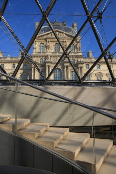 France, ile de france, paris 1er arrondissement, musee du louvre, cour napoleon, sous la pyramide de verre, architecte ieoh ming pei, escalier,