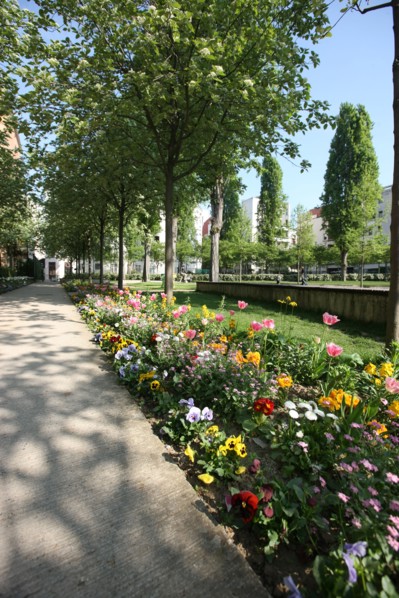 France, ile de france, paris 20e arrondissement, rue michel de bourges, square casque d'or, jardin public, fleurs, simone signoret, jacques becker, film,