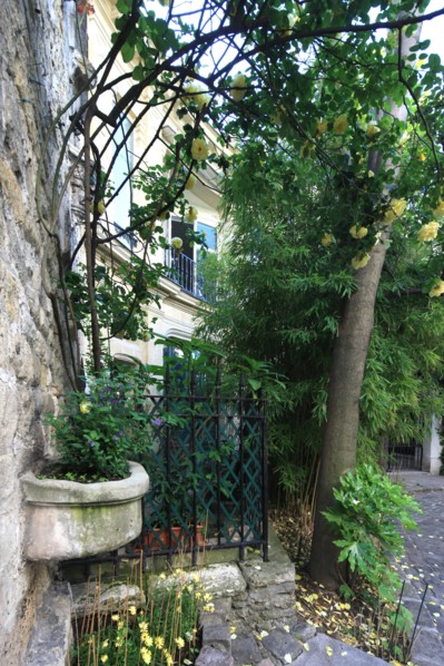 France, ile de france, paris 9e arrondissement, avenue frochot, voie privee entre la rue victor masse et la place pigalle, pignon du n7, decor neo gothique,


Date : Ete 2012