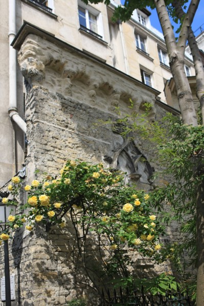 France, ile de france, paris 9e arrondissement, avenue frochot, voie privee entre la rue victor masse et la place pigalle, pignon du n7, decor neo gothique,


Date : Ete 2012