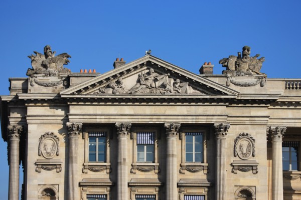 france, region ile de france, paris 8e arrondissement, place de la concorde, hotel de la marine, ancien ministere, detail sculpture, toit, fronton, pavillon ouest, vers rue royale, hotel particulier,
...