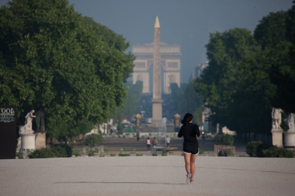France, Region Ile de France, Paris, 1er arrondissement, jardin des Tuileries, vue vers l'obelisque de la place de la Concorde, et l'Arc de Triomphe de l'Etoile