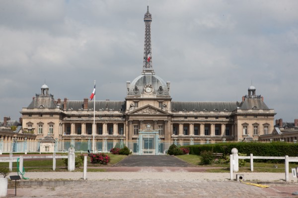 France, Region Ile de France, Paris 7e arrondissement, Ecole Militaire, avenue de Lowendal, place de Fontenoy, facade sur jardin, grille,