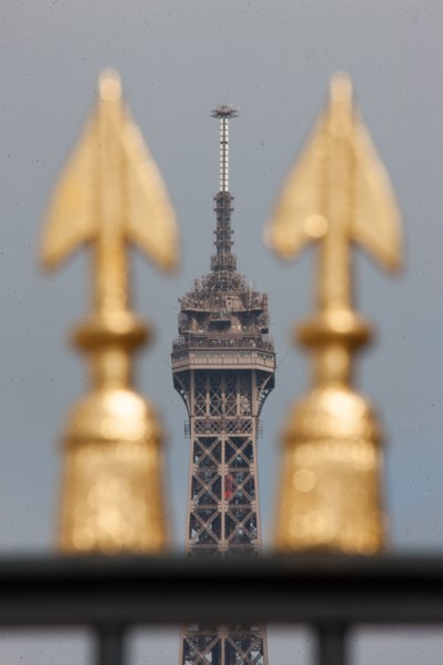 France, Region Ile de France, Paris 7e arrondissement, Ecole Militaire, avenue de Lowendal, place de Fontenoy, facade sur jardin, grille, Tour Eiffel,