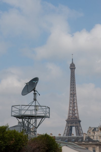 France, Region Ile de France, Paris 7e arrondissement, Ecole Militaire, avenue de Lowendal, place de Fontenoy, Tour Eiffel et antenne parabolique
