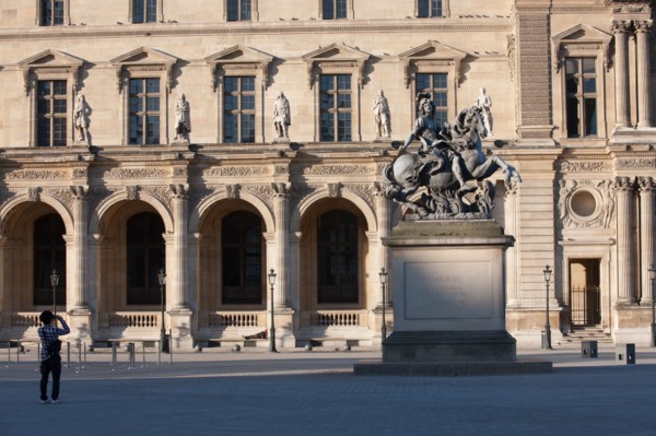 France, Region Ile de France, Paris 1er arrondissement, Musee du Louvre, cour de la Pyramide, statue equestre de louis 14 par le bernin,