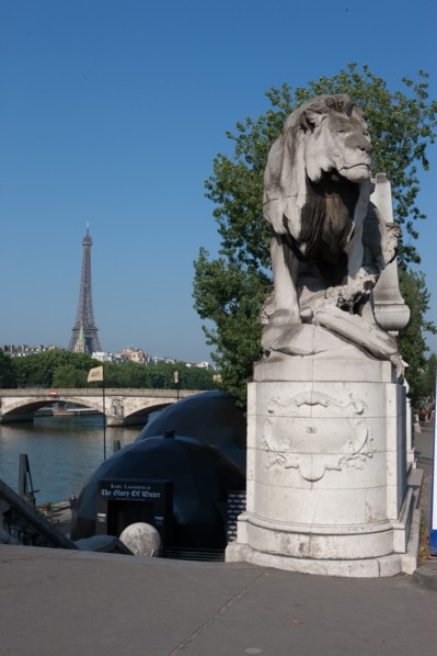 France, Region Ile de France, Paris 8e arrondissement, Pont Alexandre III, vue sur la Tour Eiffel et les Invalides