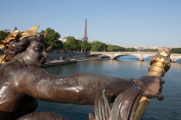 France, Region Ile de France, Paris 7e arrondissement, Pont Alexandre III, lampadaires, candelabres, Hotel des Invalides, dome,