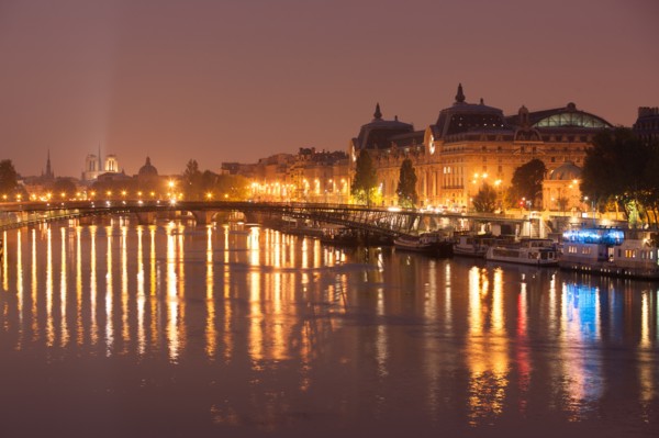 France, Region Ile de France, Paris 8e arrondissement, la Seine au niveau du Pont de la Concorde. A droite, le musee d'Orsay. Au fond, les tours de Notre-Dame de Paris.
