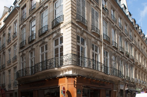 France, Region Ile de France, Paris 1er arrondissement, 1 rue des Prouvaires et 54 rue Saint Honore, maison d'angle, balcons, ferronnerie, 18e siecle,