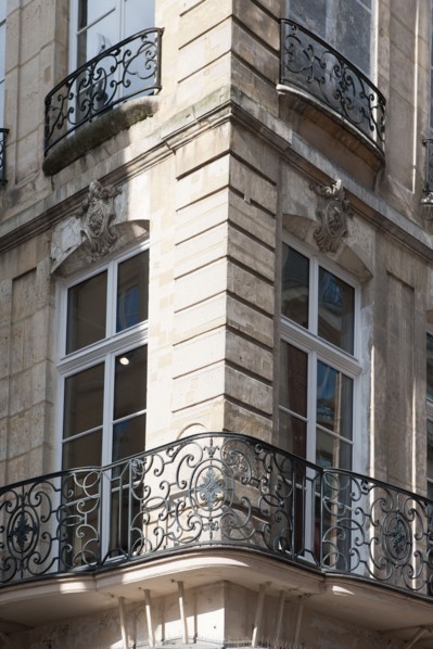 France, Region Ile de France, Paris 1er arrondissement, 1 rue des Prouvaires et 54 rue Saint Honore, maison d'angle, balcons, ferronnerie, 18e siecle,