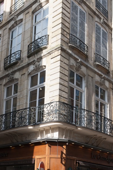 France, Region Ile de France, Paris 1er arrondissement, 1 rue des Prouvaires et 54 rue Saint Honore, maison d'angle, balcons, ferronnerie, 18e siecle,