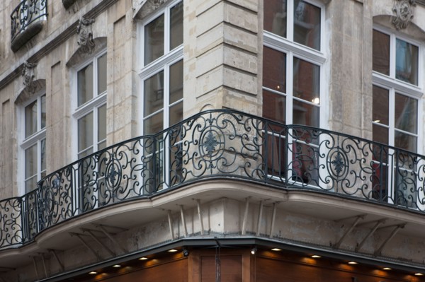 France, Region Ile de France, Paris 1er arrondissement, 1 rue des Prouvaires et 54 rue Saint Honore, maison d'angle, balcons, ferronnerie, 18e siecle,
