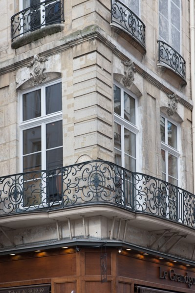 France, Region Ile de France, Paris 1er arrondissement, 1 rue des Prouvaires et 54 rue Saint Honore, maison d'angle, balcons, ferronnerie, 18e siecle,
