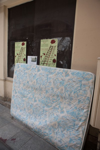 France, Region Ile de France, Paris, 2e arrondissement, rue Leopold Bellan, abandon, matelas dans la rue,