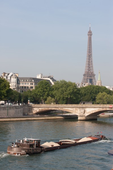 France, Region Ile de France, Paris, Tour Eiffel, Seine, peniche, transport fluvial