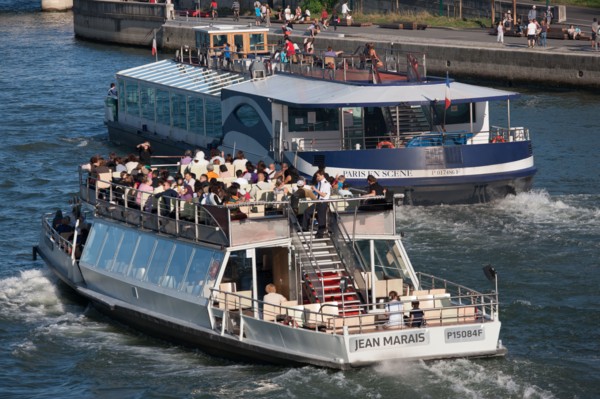 France, Region Ile de France, Paris 7e arrondissement, Pont Alexandre III, la Seine et les berges, Invalides, bateaux-mouches