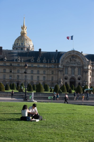 France, Region Ile de France, Paris 7e arrondissement, esplanade des Invalides, Hotel des Invalides, pelouses, musee de l'Armee,