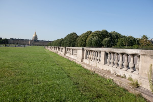 France, Region Ile de France, Paris 7e arrondissement, esplanade des Invalides, Hotel des Invalides, dome, herbe, pelouse,