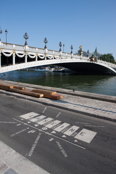 France, Region Ile de France, Paris 8e arrondissement, Pont Alexandre III, vue sur la Tour Eiffel et les Invalides