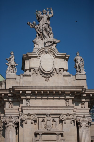 France, Region Ile de France, Paris 8e arrondissement, avenue Winston Churchill, Grand Palais, sculpture, au dessus de la facade, drapeau, francais,