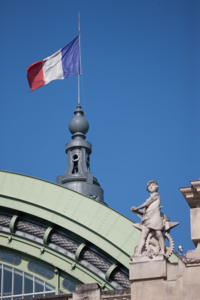 France, Region Ile de France, Paris 8e arrondissement, avenue Winston Churchill, Grand Palais, sculpture, au dessus de la facade, drapeau, francais,