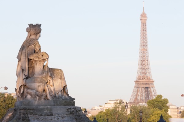 France, Region Ile de France, Paris 8e arrondissement, place de la Concorde, depuis les terrasses du jardin des Tuileries, Tour Eiffel, statue, sculpture,