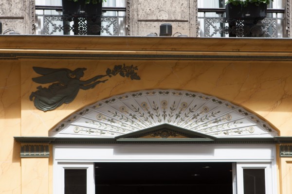 France, Region Ile de France, Paris, 8e arrondissement, 6 rue Chauveau Lagarde, restaurant, ancienne facade empire,